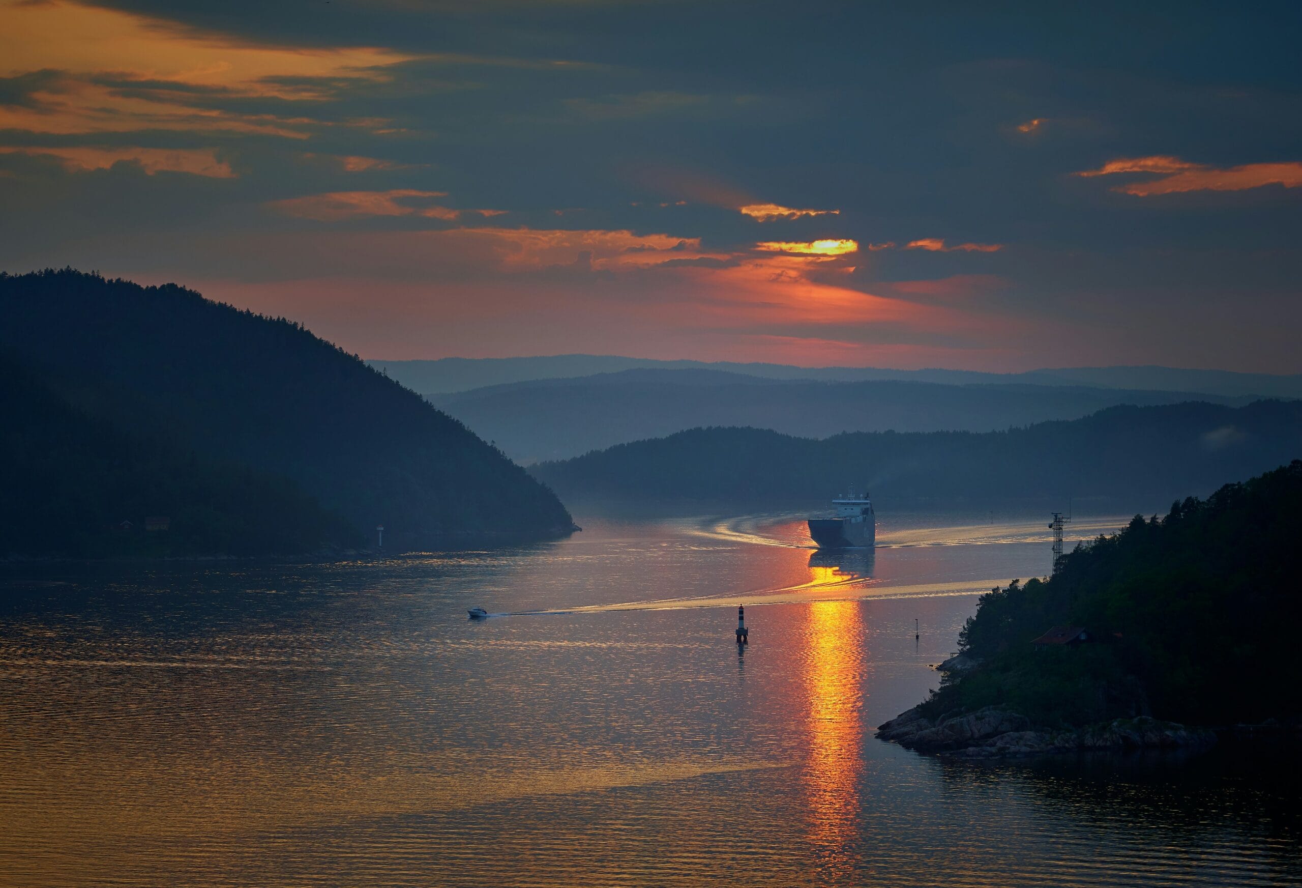 Skip i fjorden ved solnedgang